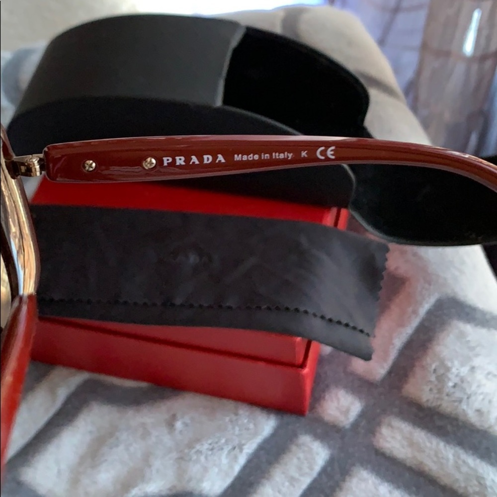 Prada vintage women’s sunglasses 🕶 - Picture 3 of 6
